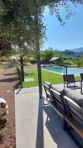 哈赖斯德拉韦拉Casa rural Atalanta de la Vera的享有游泳池景致的公园长凳