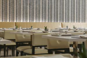 关丹AC Hotel by Marriott Kuantan的餐厅里一排桌椅