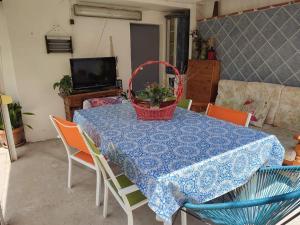 马拉加Apartamento situado a 3minutos del PTA campanillas的一张带椅子的蓝色桌子和一个篮子