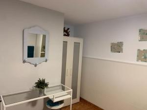 马拉加Apartamento situado a 3minutos del PTA campanillas的浴室设有水槽和墙上的镜子