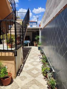 马拉加Apartamento situado a 3minutos del PTA campanillas的一座带楼梯和植物的庭院