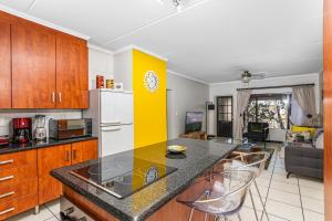 桑顿Sunninghill Spacious Executive Condo的厨房配有白色冰箱和台面