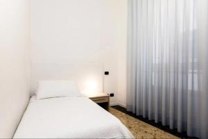 安科纳Residence Degli Aranci - by Casêta的白色的卧室设有床和窗户