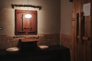 金湖镇序室 Narrative的浴室设有2个卫生间、镜子和窗户