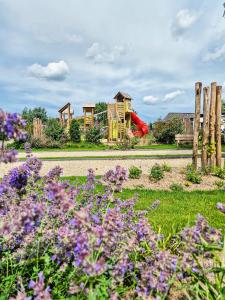 IJssellaanTopParken – Parc IJsselhoeve的鲜花盛开的花园和游乐场