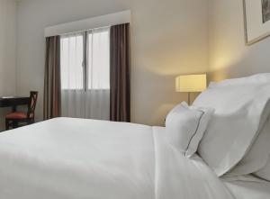 峇六拜AC Hotel by Marriott Penang的卧室配有白色的床和窗户。