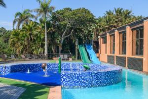 绍斯布鲁姆San Lameer Villa 2017 - 3 Bedroom Standard - 6 pax - San Lameer Rental Agency的度假村内带水滑梯的游泳池