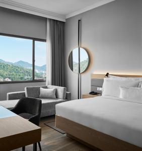峇六拜AC Hotel by Marriott Penang的酒店客房,配有床和沙发