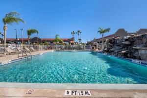 泰特斯维尔肯尼迪太空中心品质酒店的度假村的大型游泳池