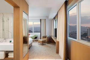 富查伊拉Doubletree By Hilton Fujairah City的酒店客房设有一张床和一间享有美景的浴室。