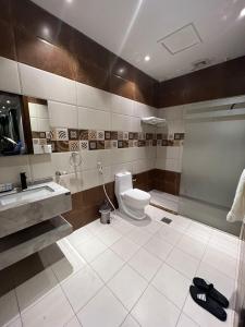 吉达فندق ركن النخبه الماسي Elite Diamond Corner - فنـــــــدق دامـاس Damas Hotel的浴室配有卫生间、盥洗盆和淋浴。