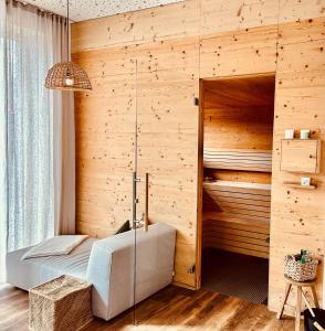 海格-安豪斯奥克奥勒霍夫酒店的一间卧室设有一张床和木墙