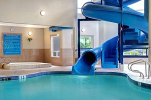梅迪辛哈特戴斯梅迪辛哈特酒店的一个带滑梯的大型游泳池