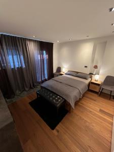 弗尔赫尼卡Apartment Bacci的一间带一张大床的卧室,位于带窗户的房间内