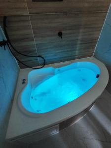 贝特谢梅什אחוזת דולב-הצימר的浴室设有蓝色水浴缸