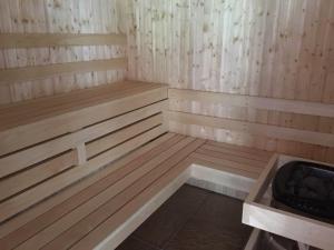 普里茅斯Bovisand Lodge Holiday Park的小型木制桑拿房,里面设有长凳