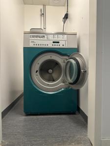 斯德哥尔摩波罗玛旅舍的洗衣机上方配有摄像头