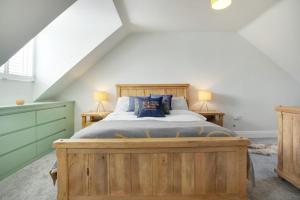 蒂斯河畔斯托克顿Exquisite & Relaxing Haven in Elton Lane, Sleeps 4的阁楼上的卧室配有一张大型木床