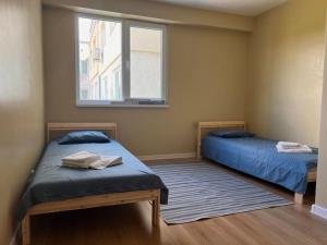 特尔戈维什特Тристаен апартамент Park View的一间卧室设有两张床和窗户。