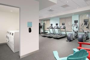 拉斯克鲁塞斯Home2 Suites By Hilton Las Cruces的一间健身房,里面配有跑步机和机器
