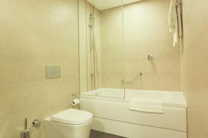 埃斯基谢希尔埃斯基谢希尔希尔顿花园酒店的浴室配有卫生间、浴缸和水槽。