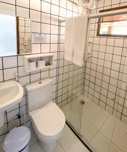 塞古罗港Hotel Malibu的白色的浴室设有卫生间和水槽。
