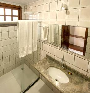 塞古罗港Hotel Malibu的浴室配有盥洗盆、镜子和毛巾