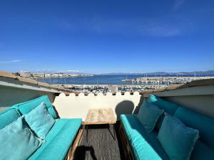 莱斯卡拉Solo Atico Guest Suites的海景阳台上的沙发