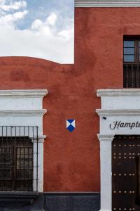阿雷基帕Hampton by Hilton Arequipa的红楼边的蓝色箭头