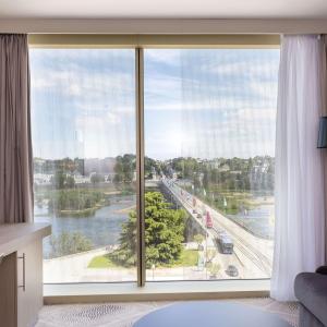 图尔Hilton Garden Inn Tours Centre, France的客房设有享有美景的大窗户。