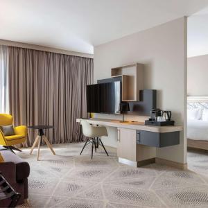 图尔Hilton Garden Inn Tours Centre, France的酒店客房配有书桌和床。