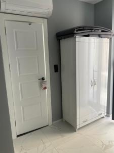加济帕夏Ferienwohnung Meerblick的一个带白色门和白色橱柜的衣柜