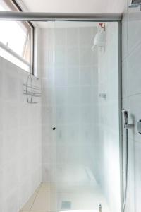 贝洛奥里藏特Quarto de Casal em Apartamento - Belo Horizonte - Buritis的浴室里设有玻璃门淋浴