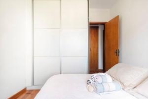 贝洛奥里藏特Quarto de Casal em Apartamento - Belo Horizonte - Buritis的一间卧室配有带毛巾的床