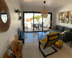科斯塔特吉塞One bedroom bungalow Playa Bastian Costa Teguise的客厅配有沙发和桌子