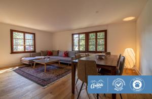 阿罗萨Chalet Pradella by Arosa Holiday的客厅配有沙发和桌子