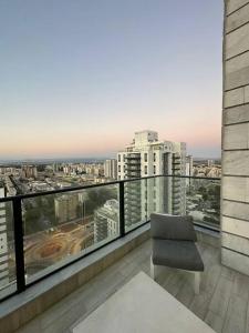 Qiryat YamElegant 3 bedroom Ocean view Condo in Kiryat Yam的市景阳台(带椅子)