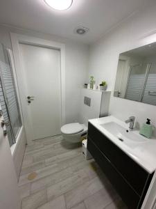 Qiryat YamElegant 3 bedroom Ocean view Condo in Kiryat Yam的白色的浴室设有卫生间和水槽。