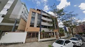 贝洛奥里藏特Quarto de Casal em Apartamento - Belo Horizonte - Buritis的前面有汽车停放的建筑