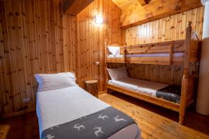 莫尔贝尼奥Il Bisteca的小屋内设有一间带两张双层床的卧室