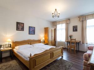 上布罗德舒玛瓦酒店的一间卧室配有一张大木床和一张桌子