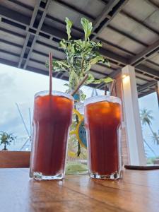 麦岛Seabreeze @ Koh Mak的木桌边的两杯饮料