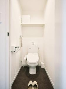 熊本intro vetta 1003 Free parking的一间带卫生间和一双鞋的浴室