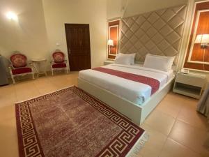 伊斯兰堡Margalla Hills Residency Islamabad Guest House的一间卧室配有一张大床和地毯。