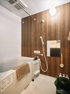 熊本intro vetta 1003 Free parking的带浴缸、淋浴和盥洗盆的浴室