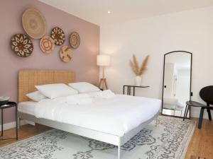 伦敦Pass the Keys - Beautiful designer Maisonette with Garden and BBQ的卧室配有白色的床和镜子