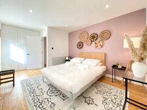伦敦Pass the Keys - Beautiful designer Maisonette with Garden and BBQ的卧室配有白色的床和粉红色的墙壁