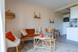 奥贝奈Le Nichoir de la Colline - Parking & Wifi的客厅配有沙发和桌子