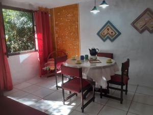 彼得罗波利斯Casa condomínio paz的一间带桌椅和窗户的用餐室
