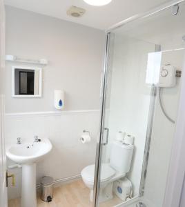 拉姆斯盖特皇家坦普尔游艇俱乐部住宿加早餐旅馆的带淋浴、卫生间和盥洗盆的浴室